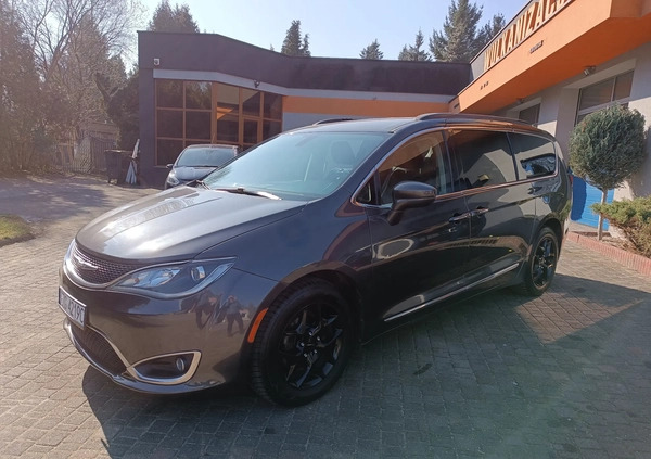 Chrysler Pacifica cena 73500 przebieg: 216500, rok produkcji 2017 z Zgierz małe 92